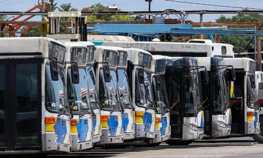 Θρίλερ έζησαν επιβάτες λεωφορείου του ΟΑΣΑ στον Κορυδαλλό: Τους πέταξαν πέτρες - Τραυματίστηκε 19χρονος